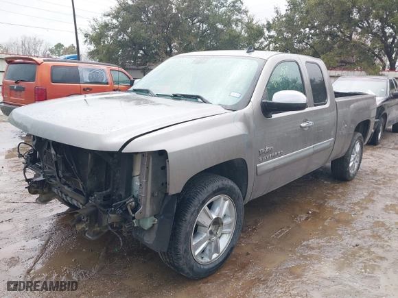 2013 Chevrolet Silverado 1500 LT with VIN 1GCRCSE08DZ119936, listed as a IAAI auction lot 41464530 with 215,080 mi miles. Bid and sale history available at carsss.com. Image 2.