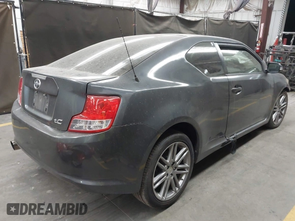 2013 Scion tC z VIN JTKJF5C79D3053026, wystawiony jako IAAI lot #42002429 z przebiegiem 95 774 mil mil oraz . Historia ofert i sprzedaży dostępna na DreamBid. Obrazek 4.