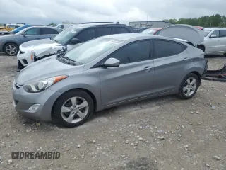 2013 Hyundai Elantra GLS z VIN KMHDH4AE8DU906824, wystawiony jako Copart lot #55958065 z przebiegiem 61 931 mil mil oraz Czysty tytuł • Clean title. Historia ofert i sprzedaży dostępna na DreamBid. Obrazek 1.