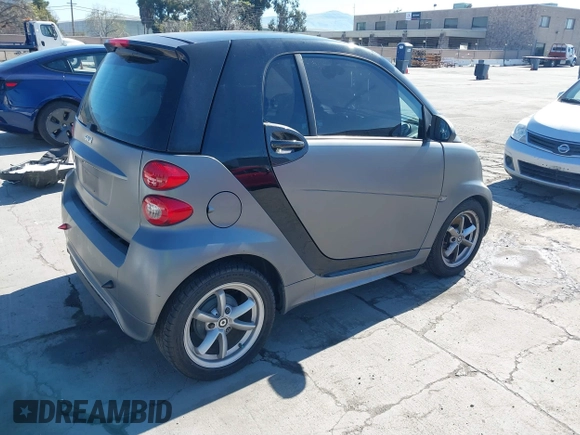 2014 Smart fortwo Pure z VIN WMEEJ3BA1EK779450, wystawiony jako IAAI lot #41882982 z przebiegiem 121 802 mil mil oraz . Historia ofert i sprzedaży dostępna na DreamBid. Obrazek 4.
