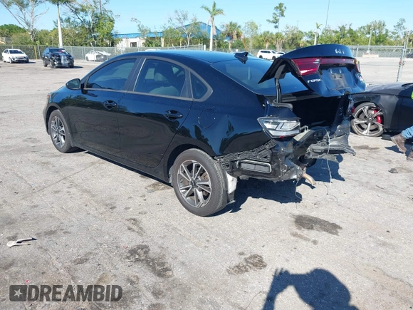 2023 Kia Forte LXS z VIN 3KPF24AD5PE554908, wystawiony jako IAAI lot #41781608 z przebiegiem 84 666 mil mil oraz . Historia ofert i sprzedaży dostępna na DreamBid. Obrazek 3.