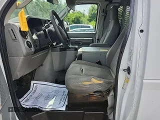 2011 Ford Econoline Cargo Commercial z VIN 1FTNE2EL2BDB32114, wystawiony jako IAAI lot #42774199 z przebiegiem 130 449 mil mil oraz . Historia ofert i sprzedaży dostępna na DreamBid. Obrazek 3.