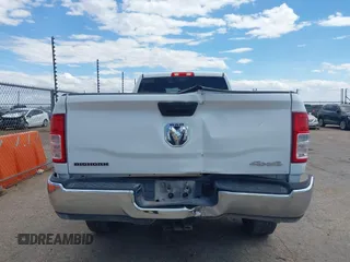 2024 Ram 2500 Big Horn z VIN 3C6UR5JL4RG340524, wystawiony jako IAAI lot #42423835 z przebiegiem 8 690 mil mil oraz . Historia ofert i sprzedaży dostępna na DreamBid. Obrazek 16.