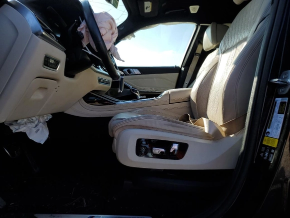 2019 BMW X7 xDrive50i with VIN 5UXCX4C52KLS35720, listed as a Copart auction lot 43940905 with 0 mi miles and Salvage Title. Bid and sale history available at carsss.com. Image 7.