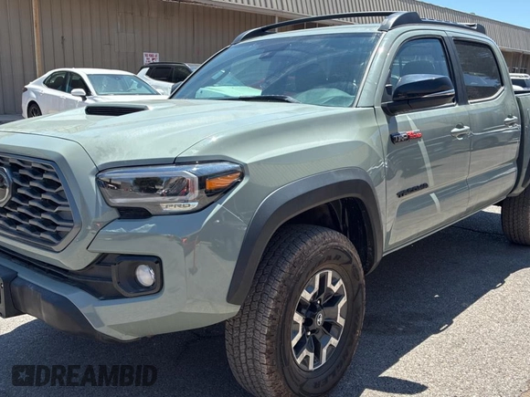 2023 Toyota Tacoma SR5 z VIN 3TMAZ5CN3PM210839, wystawiony jako Copart lot #56557005 z przebiegiem 17 767 mil mil oraz Czysty tytuł • Clean title. Historia ofert i sprzedaży dostępna na DreamBid. Obrazek 2.