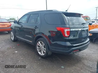 2018 Ford Explorer XLT z VIN 1FM5K7D83JGC39166, wystawiony jako IAAI lot #42425333 z przebiegiem 122 029 mil mil oraz . Historia ofert i sprzedaży dostępna na DreamBid. Obrazek 3.
