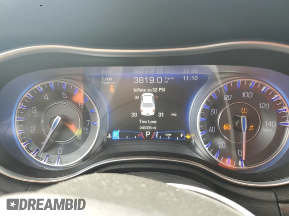 2016 Chrysler 300 Limited z VIN 2C3CCAAG1GH233711, wystawiony jako Copart lot #53933315 z przebiegiem 246 395 mil mil oraz Szkoda całkowita • Salvage title. Historia ofert i sprzedaży dostępna na DreamBid. Obrazek 9.