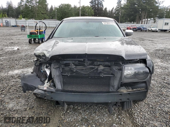 2005 Chrysler 300 C z VIN 2C3JA63H75H570025, wystawiony jako Copart lot #57563115 z przebiegiem 82 181 mil mil oraz Szkoda całkowita • Salvage title. Historia ofert i sprzedaży dostępna na DreamBid. Obrazek 5.