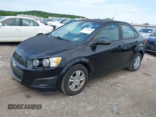 2012 Chevrolet Sonic LS z VIN 1G1JA5SH8C4218047, wystawiony jako IAAI lot #42338548 z przebiegiem 97 348 mil mil oraz . Historia ofert i sprzedaży dostępna na DreamBid. Obrazek 2.