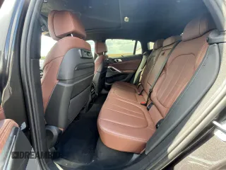 2021 BMW X6 xDrive40i z VIN 5UXCY6C02M9D88338, wystawiony jako Copart lot #50947775 z przebiegiem 116 477 mil mil oraz Czysty tytuł • Clean title. Historia ofert i sprzedaży dostępna na DreamBid. Obrazek 6.