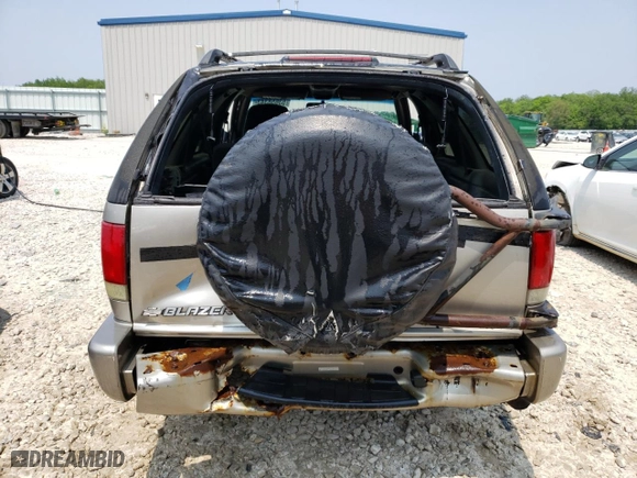 2000 Chevrolet Blazer LS with VIN 1GNCT18W3YK175871, listed as a Copart auction lot 58230204 with 0 mi miles and Non Repairable. Bid and sale history available at carsss.com. Image 6.