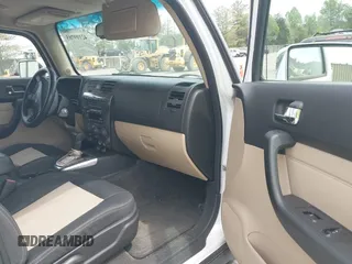2006 Hummer H3 with VIN 5GTDN136468183933, listed as a IAAI auction lot 42109785 with 181,701 mi miles. Bid and sale history available at carsss.com. Image 5.