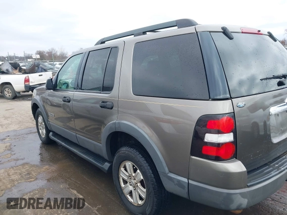 2006 Ford Explorer XLT z VIN 1FMEU73E66UA09423, wystawiony jako IAAI lot #41552885 z przebiegiem 214 269 mil mil oraz . Historia ofert i sprzedaży dostępna na DreamBid. Obrazek 14.