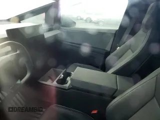 2024 Tesla Cybertruck z VIN 7G2CEHED0RA022596, wystawiony jako Copart lot #77222434 z przebiegiem Nie podano mil oraz Nie do naprawy • Non repairable. Historia ofert i sprzedaży dostępna na DreamBid. Obrazek 8.