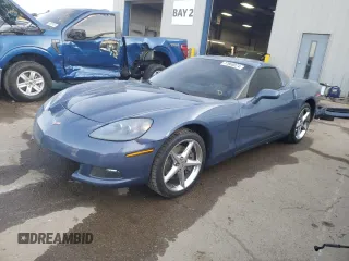 2011 Chevrolet Corvette 1LT z VIN 1G1YE2DW7B5105941, wystawiony jako Copart lot #77660074 z przebiegiem 33 243 mil mil oraz Szkoda całkowita • Salvage title. Historia ofert i sprzedaży dostępna na DreamBid. Obrazek 1.
