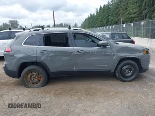 2021 Jeep Cherokee Latitude Plus z VIN 1C4PJMLB5MD109942, wystawiony jako IAAI lot #42536859 z przebiegiem 20 196 mil mil oraz . Historia ofert i sprzedaży dostępna na DreamBid. Obrazek 12.