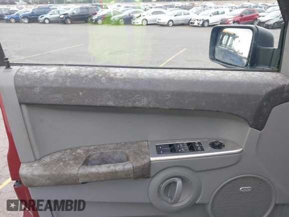 2007 Jeep Commander Sport с VIN 1J8HG48P97C599005, выставлен на аукционе IAAI как лот 42269399 с пробегом Не указан миль и . История ставок и продаж доступна на DreamBid. Изображение 12.