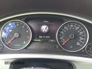 2013 Volkswagen Touareg Exec z VIN WVGEF9BP5DD005322, wystawiony jako IAAI lot #42146276 z przebiegiem 154 498 mil mil oraz . Historia ofert i sprzedaży dostępna na DreamBid. Obrazek 7.