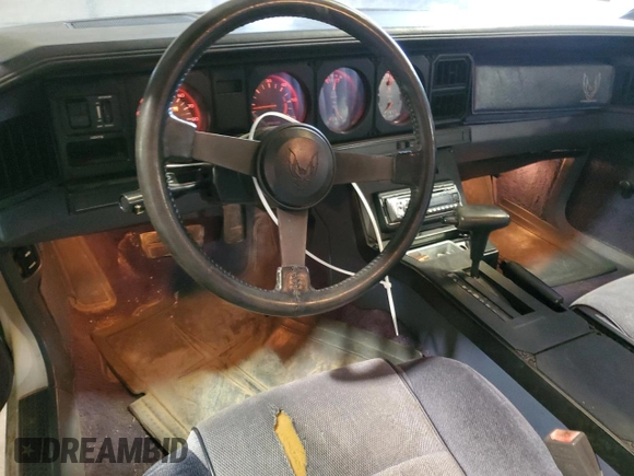 1984 Pontiac Firebird z VIN 1G2AS87H8EL260830, wystawiony jako Copart lot #84198714 z przebiegiem 95 966 mil mil oraz Szkoda całkowita • Salvage title. Historia ofert i sprzedaży dostępna na DreamBid. Obrazek 8.