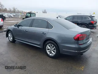 2017 Volkswagen Passat S z VIN 1VWAT7A3XHC071775, wystawiony jako IAAI lot #41775028 z przebiegiem 58 945 mil mil oraz . Historia ofert i sprzedaży dostępna na DreamBid. Obrazek 3.