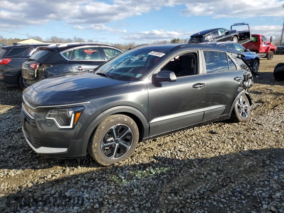 2025 Kia Niro LX with VIN KNDCP3LE3S5215136, listed as a Copart auction lot 43870085 with 3,981 mi miles and Salvage Title. Bid and sale history available at carsss.com. Image 1.