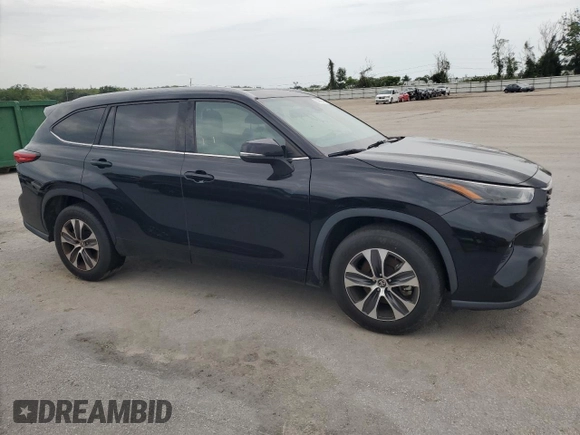 2022 Toyota Highlander XLE z VIN 5TDGZRAH4NS127982, wystawiony jako Copart lot #58969415 z przebiegiem 220 932 mil mil oraz Czysty tytuł • Clean title. Historia ofert i sprzedaży dostępna na DreamBid. Obrazek 4.