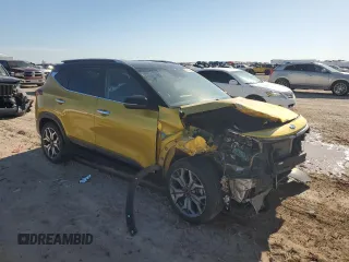 2021 Kia Seltos SX z VIN KNDETCA22M7054427, wystawiony jako Copart lot #56819495 z przebiegiem 93 904 mil mil oraz Szkoda całkowita • Salvage title. Historia ofert i sprzedaży dostępna na DreamBid. Obrazek 4.