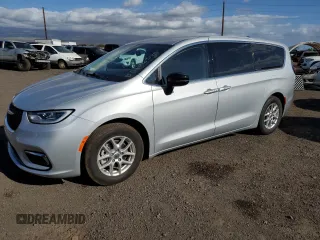 2024 Chrysler Pacifica Touring L with VIN 2C4RC1BG5RR147092, listed as a Copart auction lot 55626395 with 10,500 mi miles and Clean Title. Bid and sale history available at DreamBid. Image 1.