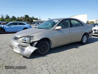2005 Toyota Camry LE z VIN 4T1BE30K55U612011, wystawiony jako Copart lot #60175645 z przebiegiem 142 847 mil mil oraz Szkoda całkowita • Salvage title. Historia ofert i sprzedaży dostępna na DreamBid. Obrazek 1.
