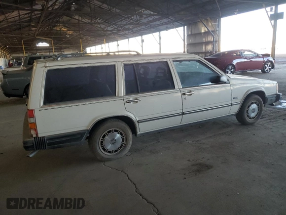 1986 Volvo 740 z VIN YV1FX8855G1054655, wystawiony jako Copart lot #85474964 z przebiegiem 613 550 mil mil oraz Czysty tytuł • Clean title. Historia ofert i sprzedaży dostępna na DreamBid. Obrazek 3.