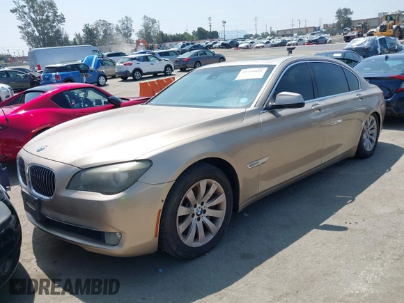 2009 BMW 7 Series 750Li z VIN WBAKB83539CY58774, wystawiony jako IAAI lot #42359891 z przebiegiem 102 561 mil mil oraz . Historia ofert i sprzedaży dostępna na DreamBid. Obrazek 2.