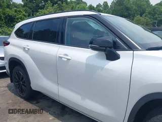 2023 Toyota Highlander L z VIN 5TDKDRAHXPS520803, wystawiony jako IAAI lot #42584854 z przebiegiem 11 561 mil mil oraz . Historia ofert i sprzedaży dostępna na DreamBid. Obrazek 13.