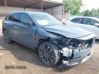 2023 Mazda CX-50 Premium z VIN 7MMVABDY6PN105850, wystawiony jako IAAI lot #42391362 z przebiegiem 37 958 mil mil oraz . Historia ofert i sprzedaży dostępna na DreamBid. Obrazek 1.