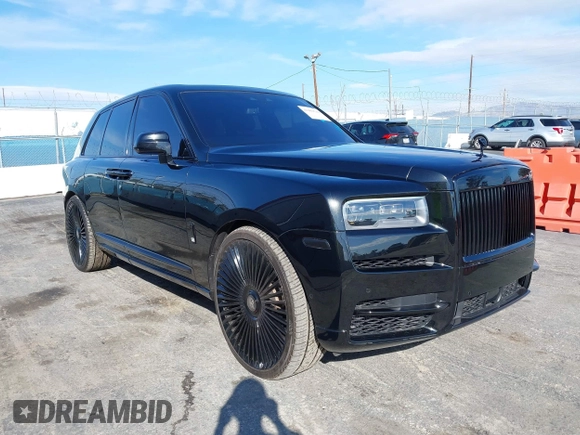 2021 Rolls-Royce Cullinan z VIN SLATV4C0XMU208037, wystawiony jako IAAI lot #41402539 z przebiegiem 27 057 mil mil oraz . Historia ofert i sprzedaży dostępna na DreamBid. Obrazek 1.