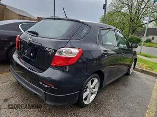 2009 Toyota Matrix S z VIN 2T1KE40EX9C021017, wystawiony jako Copart lot #57352005 z przebiegiem 120 332 mil mil oraz Czysty tytuł • Clean title. Historia ofert i sprzedaży dostępna na DreamBid. Obrazek 4.