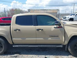 2020 Toyota Tacoma SR5 z VIN 3TMCZ5AN1LM300447, wystawiony jako IAAI lot #41961434 z przebiegiem 42 090 mil mil oraz . Historia ofert i sprzedaży dostępna na DreamBid. Obrazek 13.