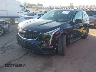 2019 Cadillac XT4 FWD Sport z VIN 1GYFZER43KF183181, wystawiony jako IAAI lot #41869141 z przebiegiem 25 539 mil mil oraz . Historia ofert i sprzedaży dostępna na DreamBid. Obrazek 2.
