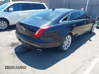 2016 Jaguar XJ Portfolio z VIN SAJWA2G76G8V97013, wystawiony jako IAAI lot #42239189 z przebiegiem Nie podano mil oraz . Historia ofert i sprzedaży dostępna na DreamBid. Obrazek 4.