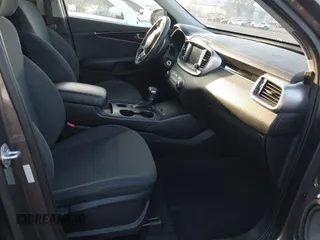 2019 Kia Sorento LX with VIN 5XYPG4A37KG552232, listed as a IAAI auction lot 41627379 with 58,514 mi miles. Bid and sale history available at carsss.com. Image 5.