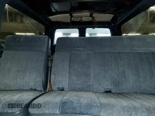 1987 GMC Suburban z VIN 1GKGV26K8HF534817, wystawiony jako Copart lot #43368215 z przebiegiem 82 553 mil mil oraz Tytuł czysty. Historia ofert i sprzedaży dostępna na DreamBid. Obrazek 10.