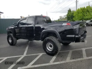 2022 Toyota Tacoma SR z VIN 3TYRZ5CN1NT016153, wystawiony jako Copart lot #56624785 z przebiegiem 88 633 mil mil oraz Czysty tytuł • Clean title. Historia ofert i sprzedaży dostępna na DreamBid. Obrazek 2.