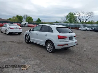 2017 Audi Q3 Premium z VIN WA1ECCFS7HR007729, wystawiony jako IAAI lot #42066580 z przebiegiem 116 460 mil mil oraz . Historia ofert i sprzedaży dostępna na DreamBid. Obrazek 3.