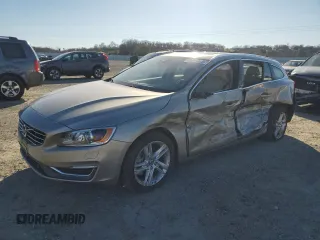 2015 Volvo V60 z VIN YV1612SB7F1186733, wystawiony jako Copart lot #46721215 z przebiegiem 80 974 mil mil oraz Szkody całkowita. Historia ofert i sprzedaży dostępna na DreamBid. Obrazek 1.