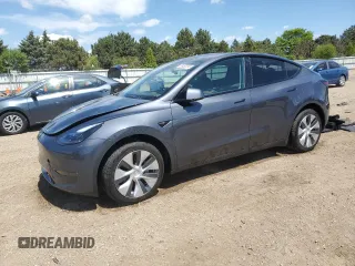 2023 Tesla Model Y Long Range z VIN 7SAYGDEE8PF869440, wystawiony jako Copart lot #55469295 z przebiegiem 13 757 mil mil oraz Szkoda całkowita • Salvage title. Historia ofert i sprzedaży dostępna na DreamBid. Obrazek 1.