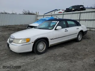 2000 Lincoln Town Car Executive with VIN 1LNHM81W3YY880886, listed as a Copart auction lot 50815805 with NaN miles and Salvage Title. Bid and sale history available at carsss.com. Image 1.