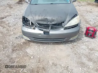 2003 Toyota Camry LE z VIN 4T1BF30K53U555156, wystawiony jako IAAI lot #42144121 z przebiegiem 300 328 mil mil oraz . Historia ofert i sprzedaży dostępna na DreamBid. Obrazek 6.