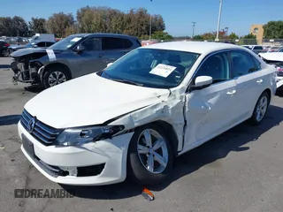 2014 Volkswagen Passat S z VIN 1VWAT7A37EC059126, wystawiony jako IAAI lot #42224824 z przebiegiem 81 455 mil mil oraz . Historia ofert i sprzedaży dostępna na DreamBid. Obrazek 2.