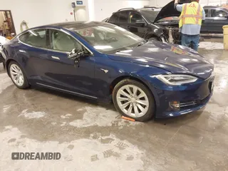 2018 Tesla Model S 75D z VIN 5YJSA1E24JF276044, wystawiony jako IAAI lot #41798530 z przebiegiem 53 462 mil mil oraz . Historia ofert i sprzedaży dostępna na DreamBid. Obrazek 1.
