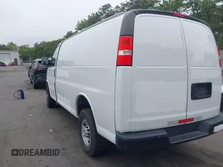 2022 Chevrolet Express Cargo z VIN 1GCWGAF72N1142965, wystawiony jako IAAI lot #42463029 z przebiegiem 49 782 mil mil oraz . Historia ofert i sprzedaży dostępna na DreamBid. Obrazek 3.