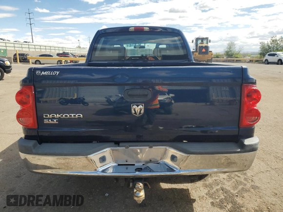 2006 Dodge Dakota SLT z VIN 1D7HW48K26S704816, wystawiony jako Copart lot #56071985 z przebiegiem 105 189 mil mil oraz Szkoda całkowita • Salvage title. Historia ofert i sprzedaży dostępna na DreamBid. Obrazek 6.